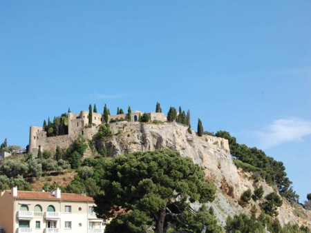 Pendant la guerre de 100 ans, des brigants  font de nombreux ravages, afin d'y remédier, François de Baux fait construire des remparts de protection